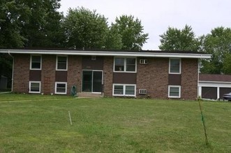 Spruce Manor Apartments in Annandale, MN - Building Photo - Building Photo