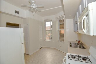 1739 W Huron St, Unit J07P in Chicago, IL - Building Photo - Building Photo