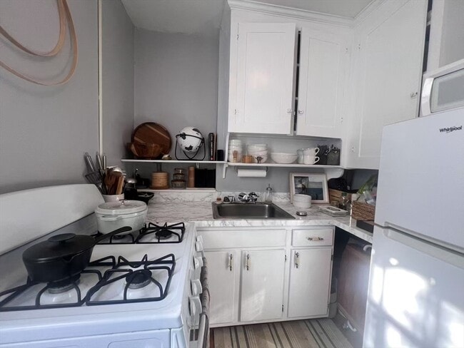 284 Harvard St, Unit 404 in Cambridge, MA - Building Photo - Building Photo