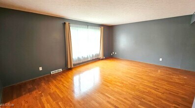32553 N Roundhead Dr in Solon, OH - Building Photo - Building Photo
