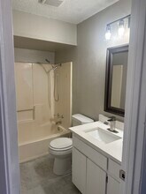 228 Greenhill Dr, Unit #6 in Joshua, TX - Foto de edificio - Building Photo