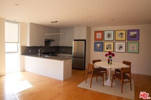 4826 Franklin Ave in Los Angeles, CA - Building Photo