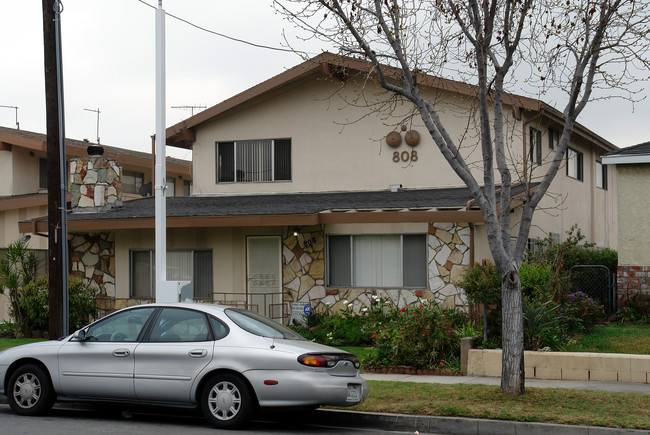 808 E La Brea Dr in Inglewood, CA - Foto de edificio - Building Photo