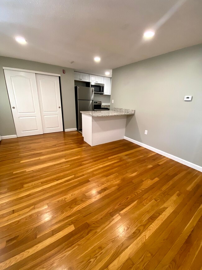 39 Railroad Ave Rentals in Beverly, MA