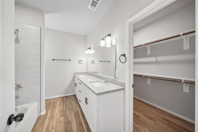 214 W Lewis St in Conroe, TX - Building Photo - Building Photo