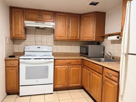 1729 Moffett St in Hollywood, FL - Building Photo