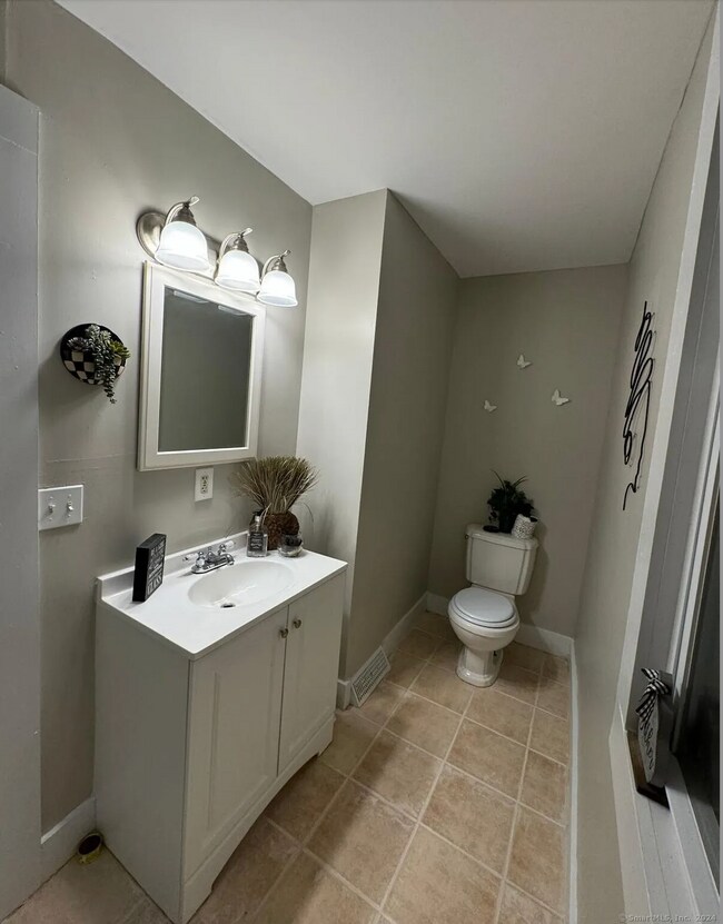 208 Buckingham St, Unit Apartment 1 in Waterbury, CT - Building Photo - Building Photo