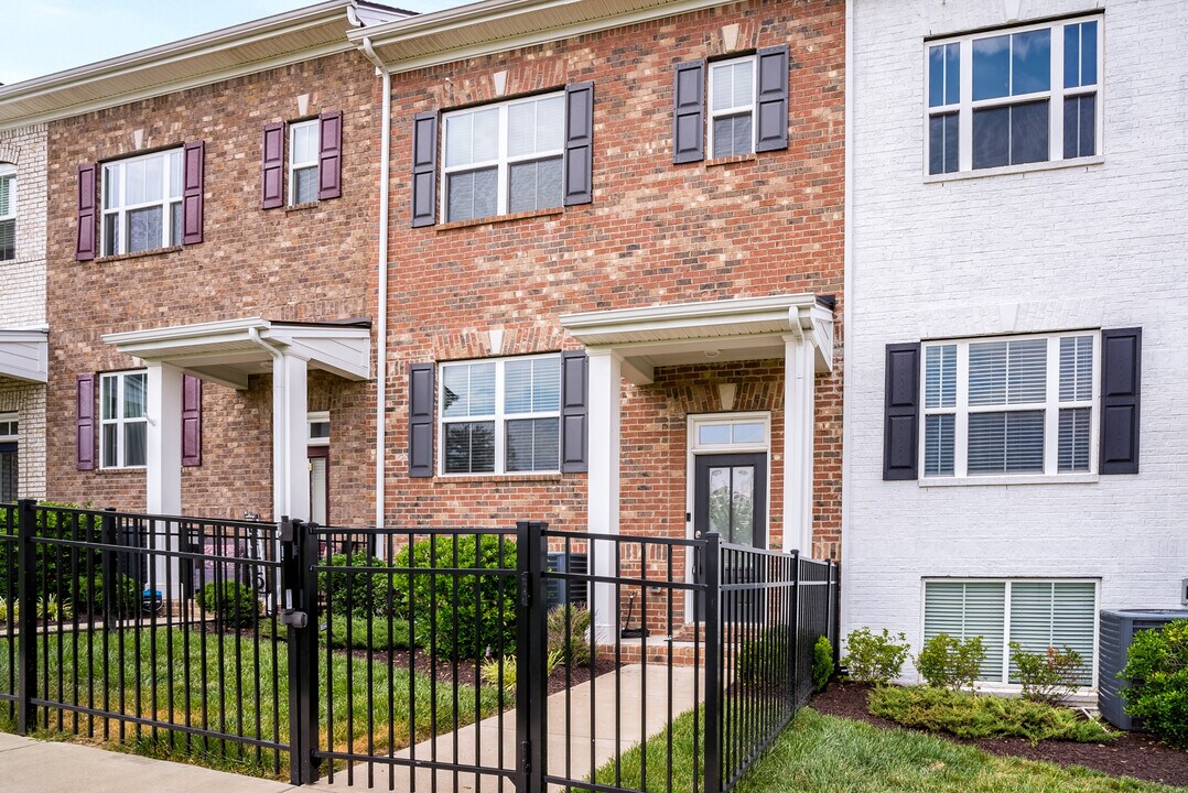 284 Kinsale Dr in Spring Hill, TN - Building Photo