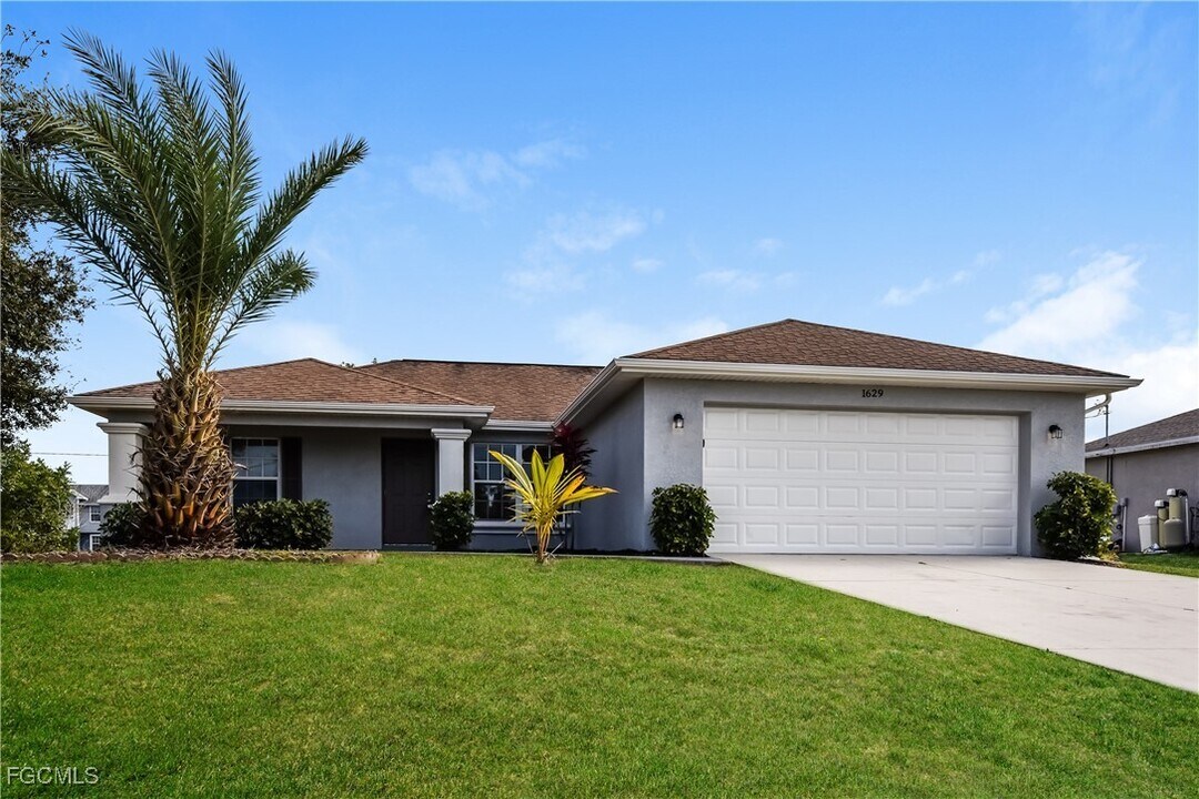 1629 NW 5th Pl in Cape Coral, FL - Building Photo