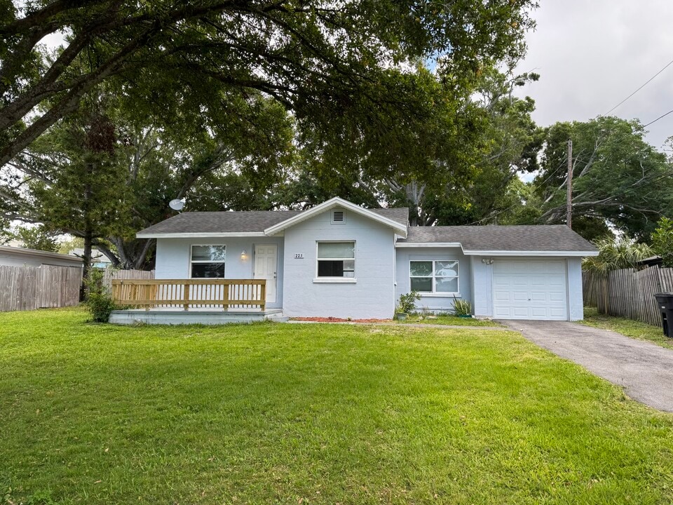 223 S Hillcrest Ave in Clearwater, FL - Foto de edificio