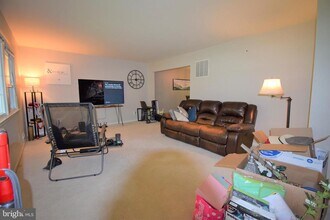 8519 Wagon Wheel Rd in Alexandria, VA - Foto de edificio - Building Photo