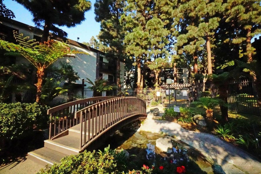 7740 Redlands St in Los Angeles, CA - Building Photo