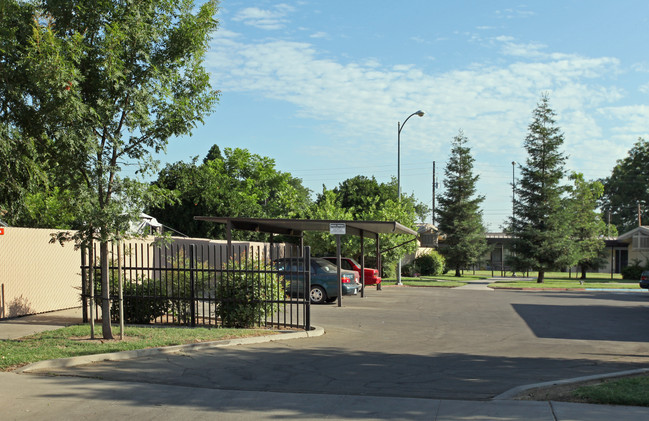 1135 E Park Way in Dinuba, CA - Foto de edificio - Building Photo