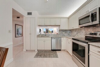 6698 10th Ave N in Greenacres, FL - Building Photo - Building Photo