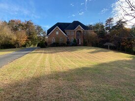 100 Beacon Hill Pl in Lynchburg, VA - Building Photo