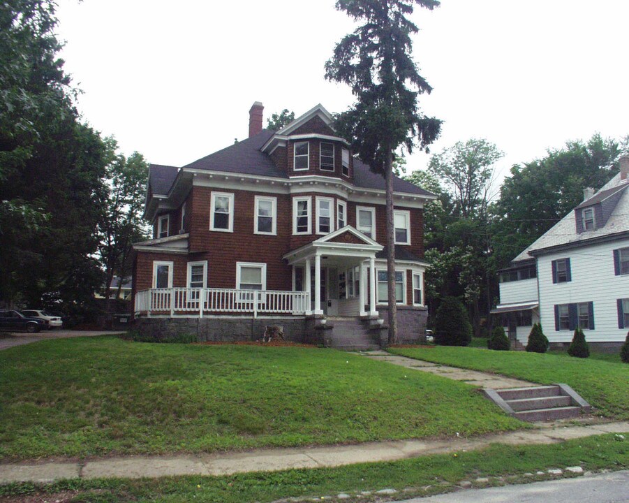 35 Boutelle St in Leominster, MA - Foto de edificio