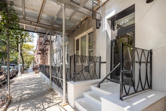 2-25 W 84th St in New York, NY - Building Photo - Building Photo