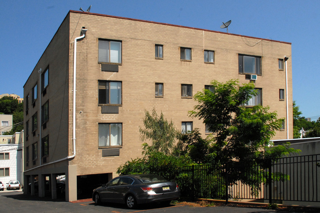 Columbia House in Edgewater, NJ - Building Photo