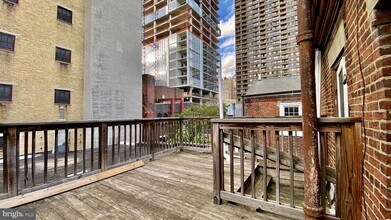 330 S Juniper St in Philadelphia, PA - Foto de edificio - Building Photo