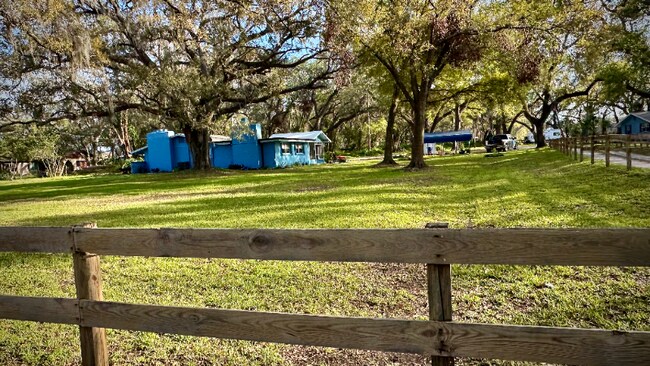 11031 Circle S Rd in Seffner, FL - Building Photo - Building Photo