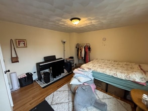 21 Hall St, Unit 2 in Medford, MA - Foto de edificio - Building Photo