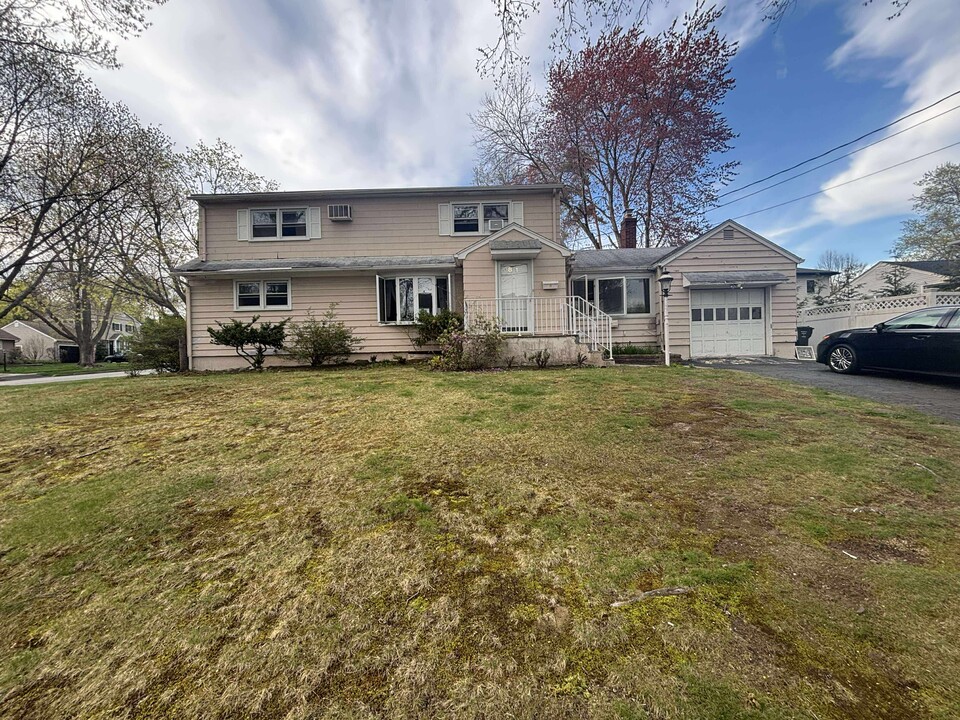 81 Alden Rd in Paramus, NJ - Building Photo