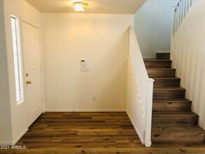 2528 W Straight Arrow Ln in Phoenix, AZ - Building Photo - Building Photo