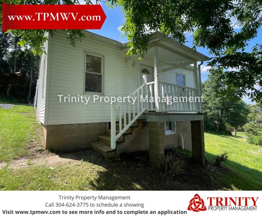 204 Burton Ave in Nutter Fort, WV - Building Photo