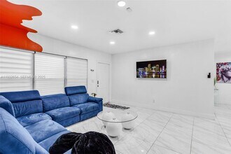 695 NE 160th St in Miami, FL - Building Photo - Building Photo