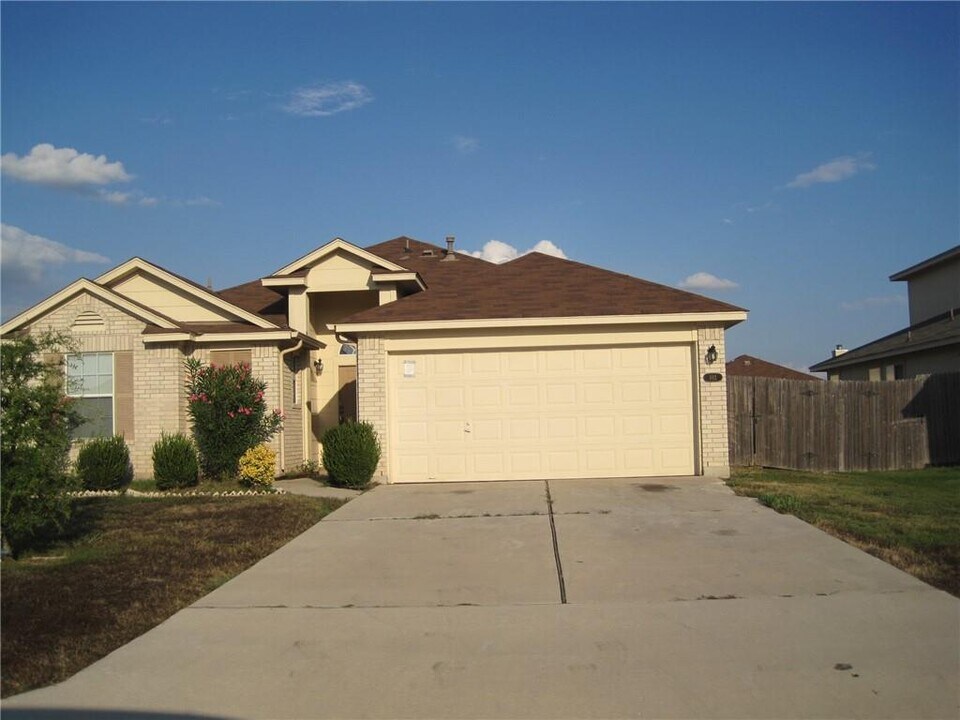 102 Hersee Ct in Hutto, TX - Building Photo