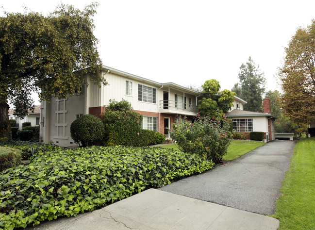 1128 N Monterey St in Alhambra, CA - Foto de edificio - Building Photo