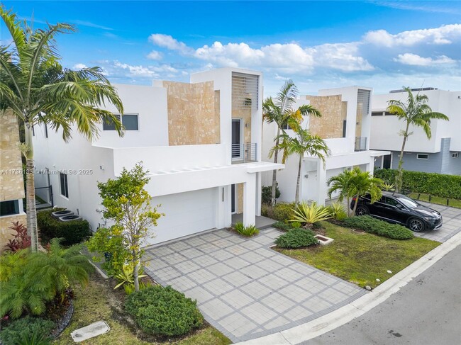 6821 NW 103rd Ave in Doral, FL - Building Photo - Building Photo