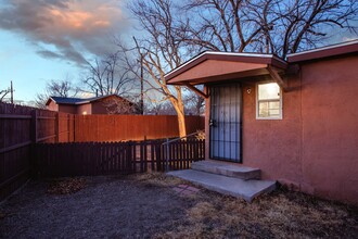 330 La Vega Dr SW in Albuquerque, NM - Building Photo - Building Photo