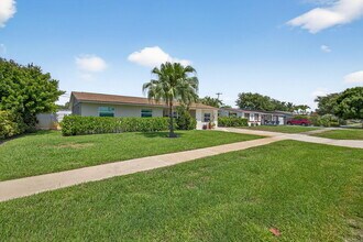 704 Juniper Dr in North Palm Beach, FL - Building Photo - Building Photo