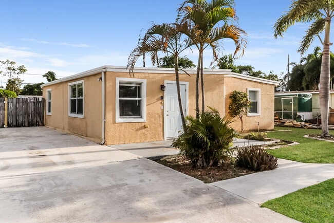 395 Plum Tree Dr in Lantana, FL - Building Photo - Building Photo
