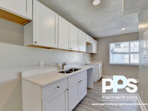 390 W Lake Ave NW in Atlanta, GA - Building Photo - Building Photo