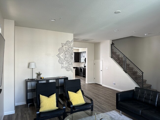 2090 S Dorsey Ln in Tempe, AZ - Building Photo - Building Photo