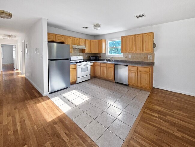 14 Nevin St in Jersey City, NJ - Building Photo - Building Photo