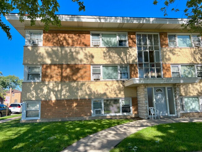 7717 W Fullerton Ave in Elmwood Park, IL - Building Photo - Building Photo
