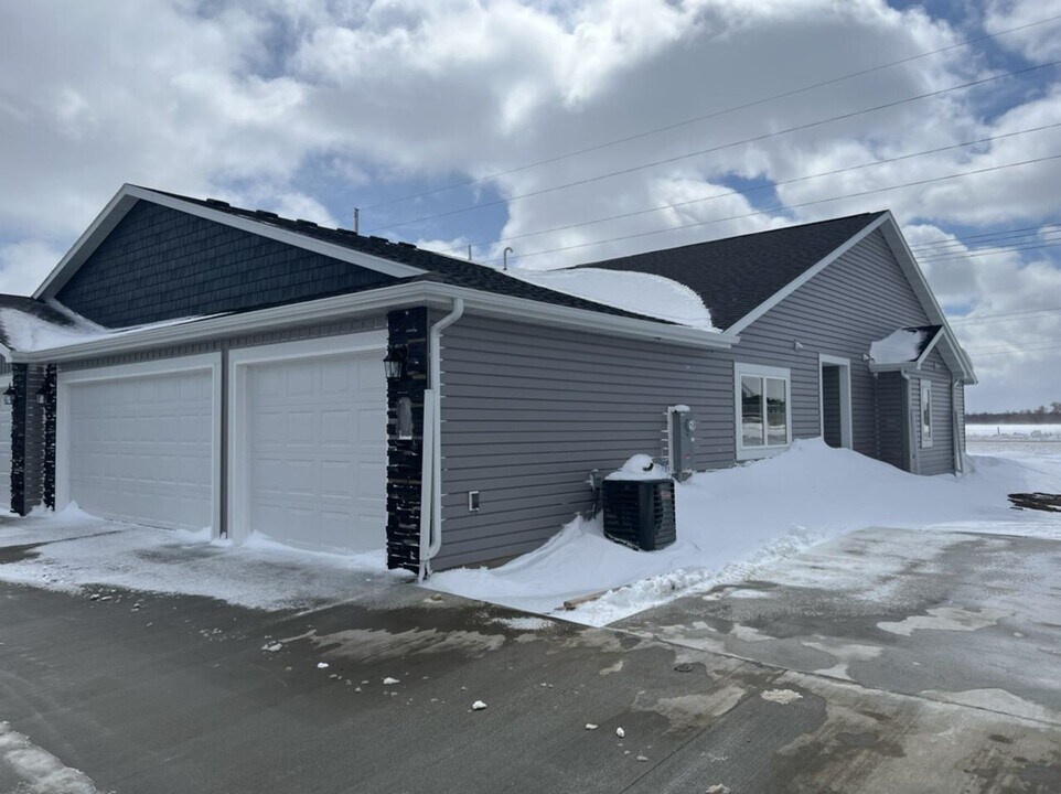 109 Kenner Lp in Bismarck, ND - Building Photo