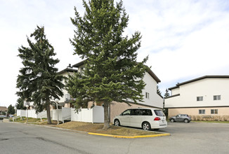 3705 Fonda Way SE in Calgary, AB - Building Photo - Building Photo