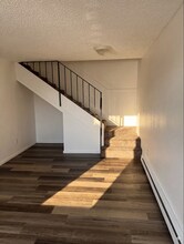 224 Ellingson Dr, Unit B in Pacific, WA - Foto de edificio - Building Photo