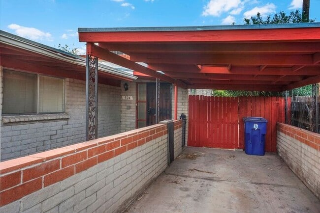 924 N Camino Seco in Tucson, AZ - Building Photo - Building Photo