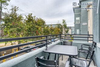 475 W San Carlos St in San Jose, CA - Foto de edificio - Building Photo