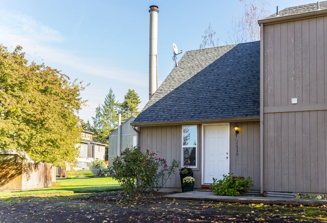 17530 SW Britetree Cir in Beaverton, OR - Building Photo - Building Photo