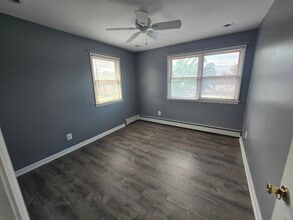 82 Elm Ave, Unit 2 in Glen Cove, NY - Building Photo - Building Photo