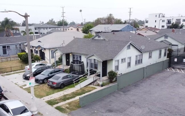 1047 W Vernon Ave, Unit 1047.5 in Los Angeles, CA - Foto de edificio - Building Photo