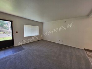 619 NE 117th Ave in Portland, OR - Building Photo - Building Photo
