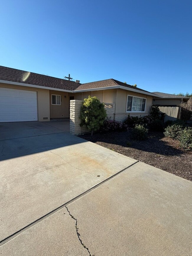 property at 707-709 Vía Maria