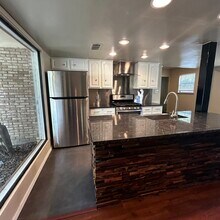 3901 Knollwood Dr, Unit B in Austin, TX - Building Photo - Building Photo